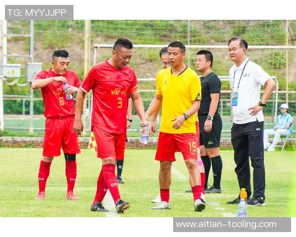 全国足球明星齐聚一堂共同踢足球展现风采与激情